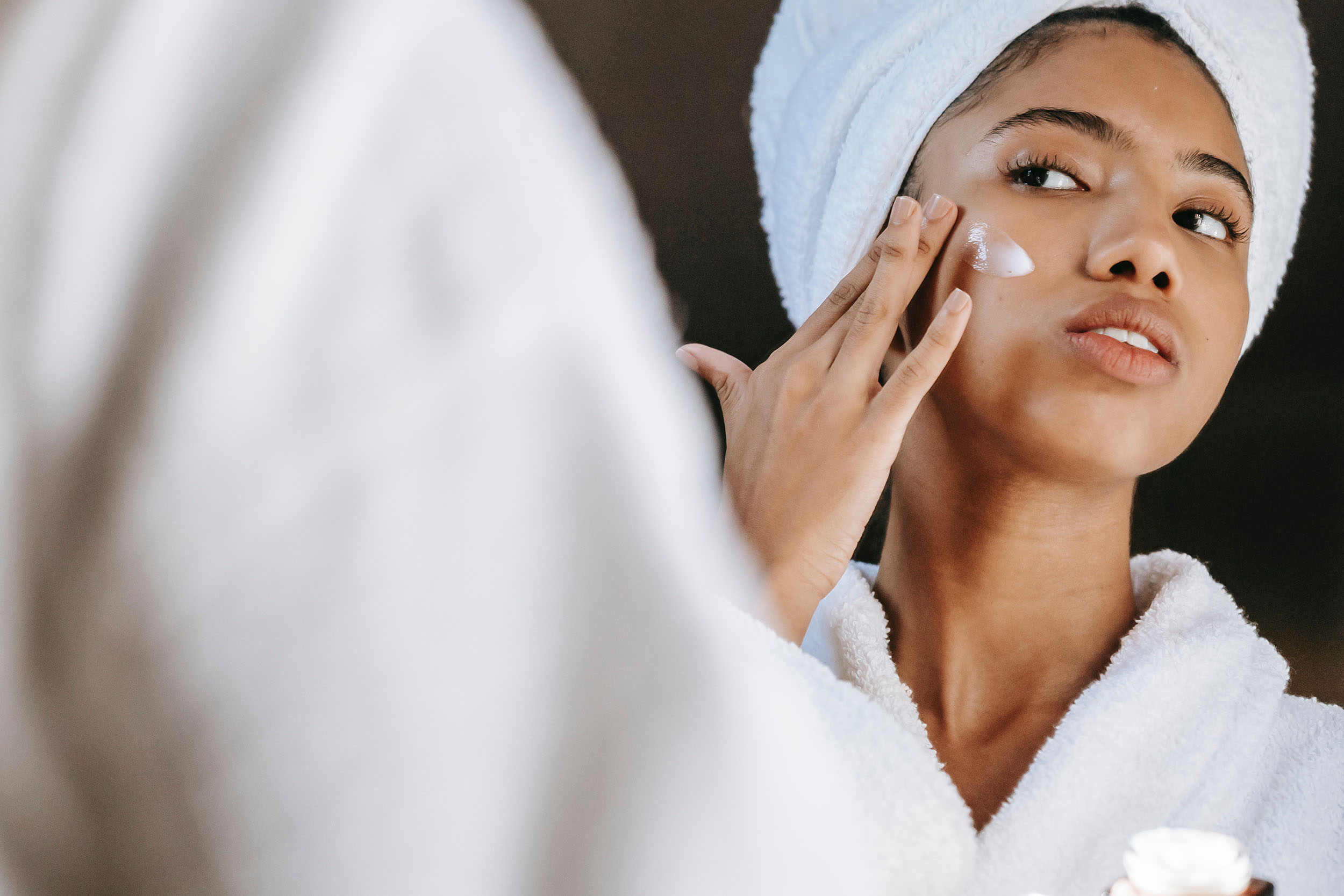 Femme appliquant une crème sur son visage